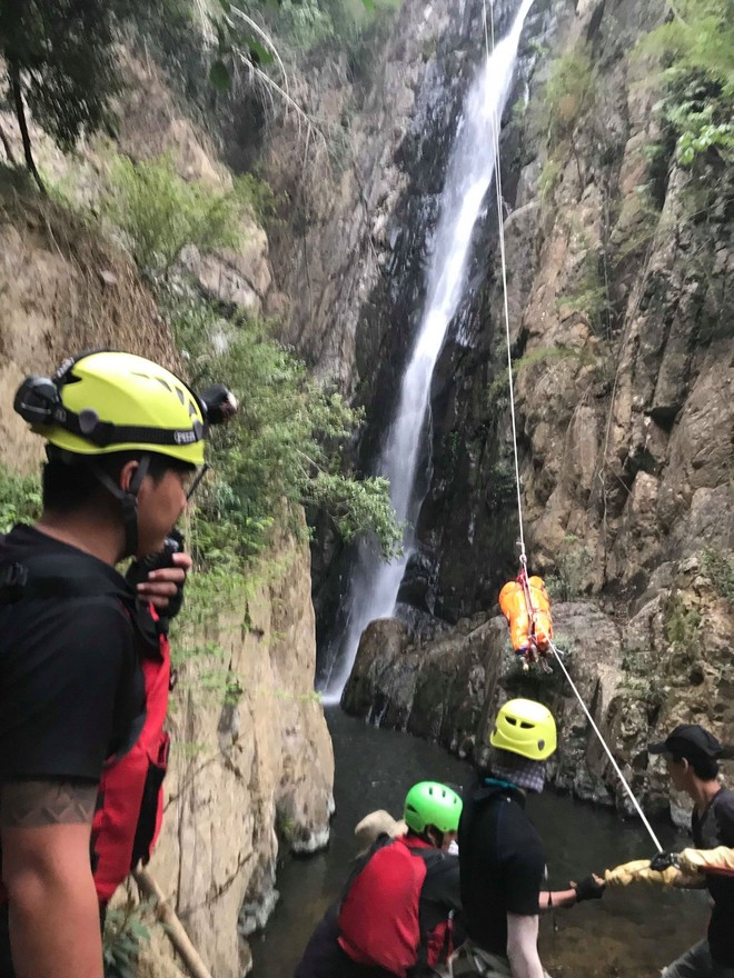 Đoàn cứu hộ kể lại hành trình khốc liệt suốt 3 ngày tìm cách đưa thi thể nam phượt thủ ra khỏi thác Lao Phào để về với gia đình - Ảnh 7.