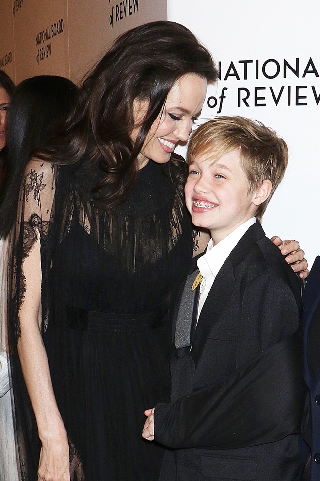 Quá trình từ em bé xinh xắn thành cô nàng tomboy của Shiloh - con gái ruột Angelina Jolie và Brad Pitt - Ảnh 21.