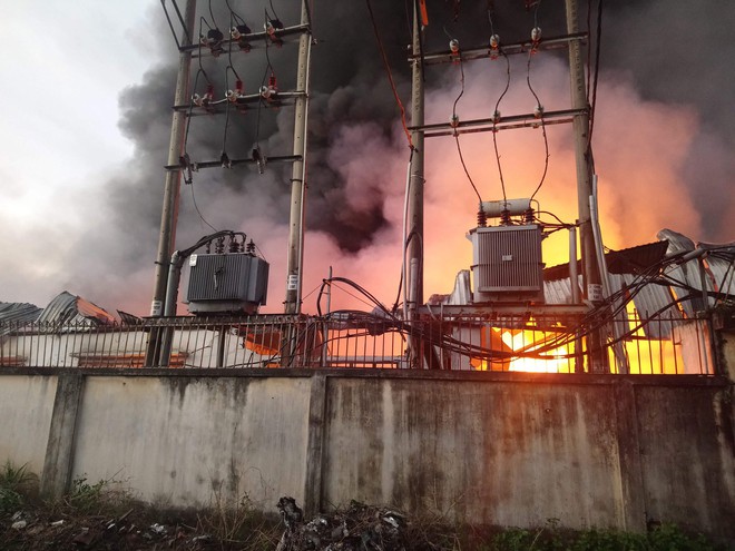 Cháy lớn tại công ty sản xuất khăn lạnh ở Sài Gòn, 1.700 mét vuông diện tích nhà xưởng bị thiêu rụi - Ảnh 1.
