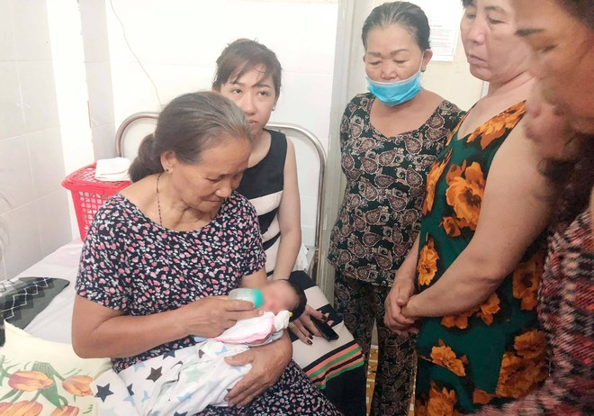 Vụ bé sơ sinh nghi bị chôn sống ở Bình Thuận: Một người phụ nữ xưng là mẹ, thừa nhận chôn con ở sau nhà - Ảnh 3.