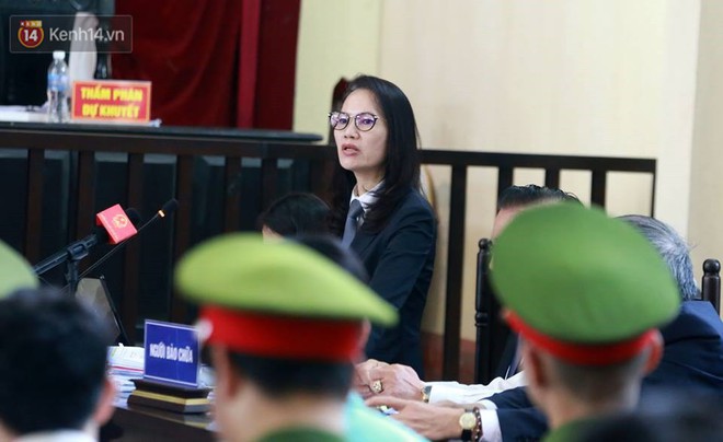 Điểm lại những tình tiết bất ngờ từ ngày đầu phiên xử bác sĩ Lương cho đến quyết định quay lại phần xét hỏi sau 10 ngày - Ảnh 5.
