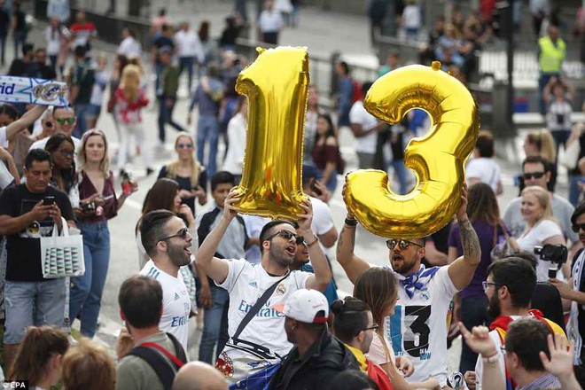 CĐV Real Madrid hô vang Ronaldo, ở lại đi trong lễ diễu hành mừng công hoành tráng - Ảnh 2.