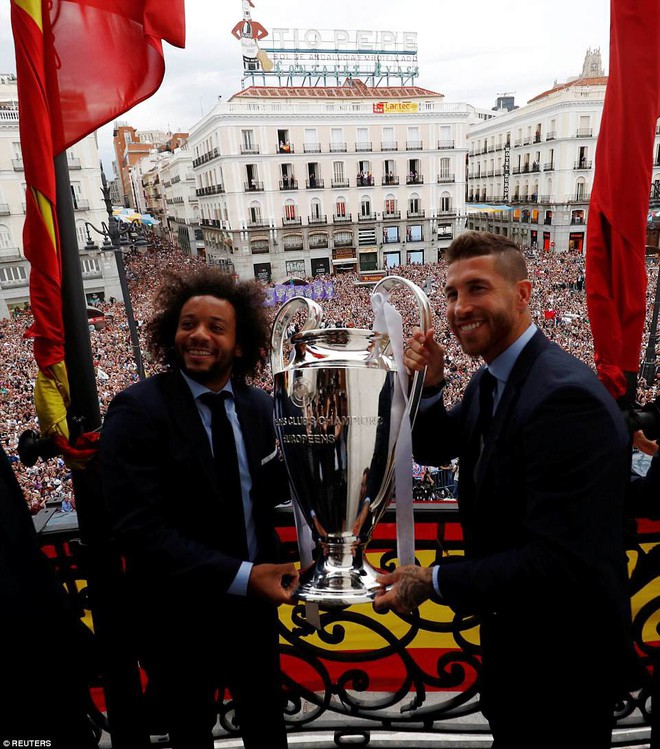 CĐV Real Madrid hô vang Ronaldo, ở lại đi trong lễ diễu hành mừng công hoành tráng - Ảnh 6.