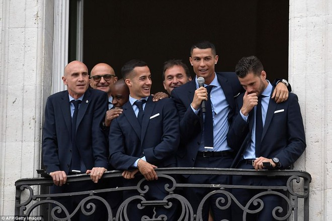 CĐV Real Madrid hô vang Ronaldo, ở lại đi trong lễ diễu hành mừng công hoành tráng - Ảnh 7.