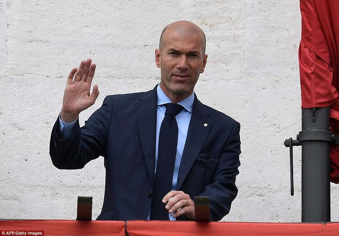 CĐV Real Madrid hô vang Ronaldo, ở lại đi trong lễ diễu hành mừng công hoành tráng - Ảnh 10.