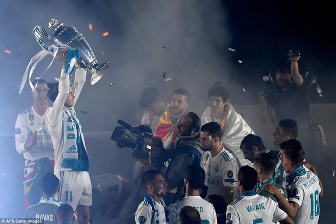 CĐV Real Madrid hô vang Ronaldo, ở lại đi trong lễ diễu hành mừng công hoành tráng - Ảnh 14.