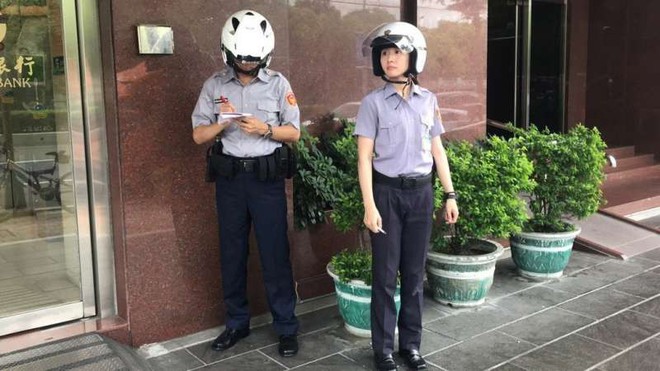 Trung Quốc: Vừa nhìn thấy nữ cảnh sát xinh đẹp, tên tội phạm lập tức nhận tội và hỏi xin số làm quen - Ảnh 2.