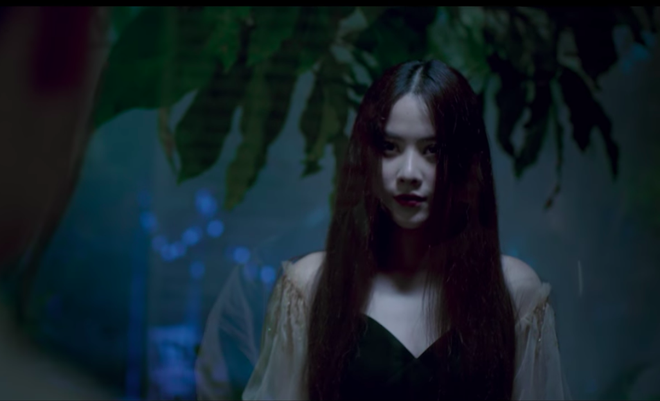 Nam Em hát tiếng Thái, gây ám ảnh với tạo hình ma nữ khóc ra máu trong MV mới - Ảnh 3.