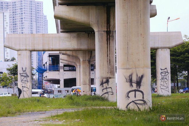 Chưa hoàn thành, trụ tuyến Metro đầu tiên ở Sài Gòn đã bị bôi bẩn bởi những hình vẽ xấu xí - Ảnh 1.