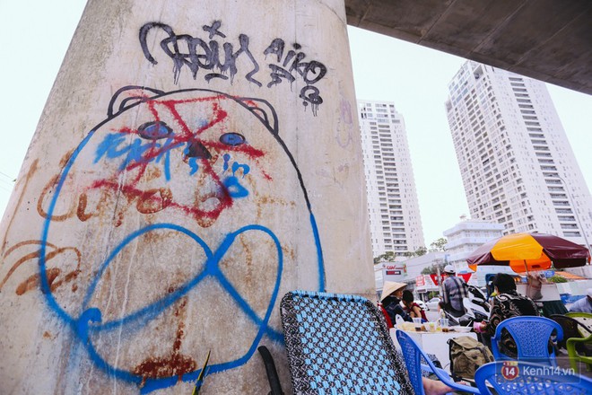 Chưa hoàn thành, trụ tuyến Metro đầu tiên ở Sài Gòn đã bị bôi bẩn bởi những hình vẽ xấu xí - Ảnh 6.