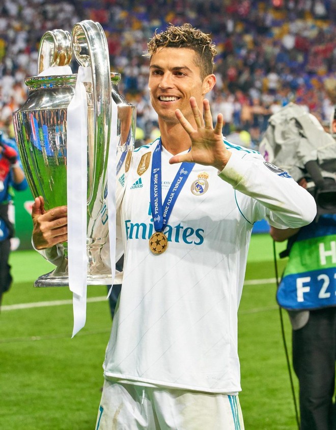 Ronaldo xuống tóc, mừng chức vô địch Champions League thứ 5 - Ảnh 3.