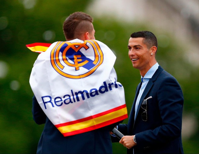 Ronaldo xuống tóc, mừng chức vô địch Champions League thứ 5 - Ảnh 1.