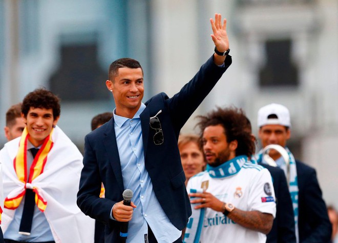 Ronaldo xuống tóc, mừng chức vô địch Champions League thứ 5 - Ảnh 2.