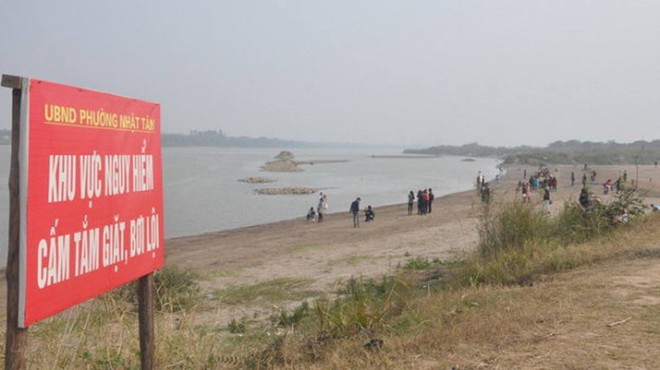Hà Nội: Công an tìm kiếm thân nhân của người phụ nữ mang bầu tử vong bất thường dưới bãi đá sông Hồng - Ảnh 1.