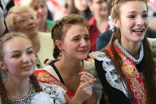 Ảnh: Các nữ sinh cấp 3 Nga xinh đẹp tinh nghịch chia tay tuổi học trò - Ảnh 13.