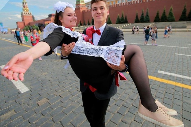 Ảnh: Các nữ sinh cấp 3 Nga xinh đẹp tinh nghịch chia tay tuổi học trò - Ảnh 15.