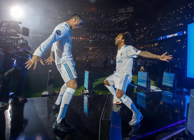 CĐV Real Madrid hô vang Ronaldo, ở lại đi trong lễ diễu hành mừng công hoành tráng - Ảnh 15.