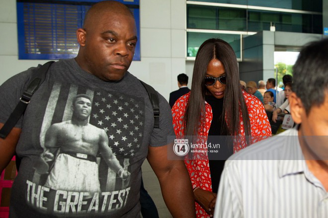 Mẹ đẻ The Face - Naomi Campbell cúi mặt, tránh né truyền thông khi có mặt tại sân bay Tân Sơn Nhất sáng nay - Ảnh 4.