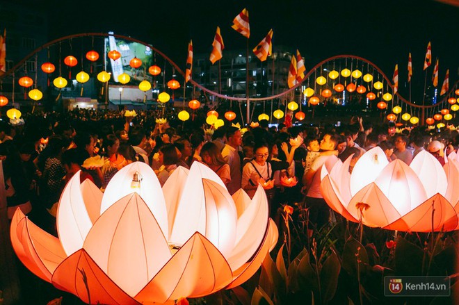 Hàng nghìn người Sài Gòn chen chân thả hoa đăng trên kênh Nhiêu Lộc mừng đại lễ Phật đản - Ảnh 10.
