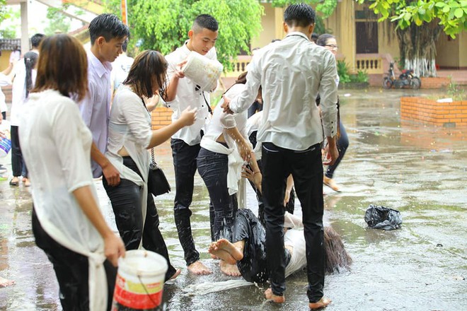 Chùm ảnh: Đang chụp kỷ yếu thì có cơn mưa nhẹ, thế là cả lớp bỏ tạo dáng ra vầy nước cùng nhau cho mát - Ảnh 2.