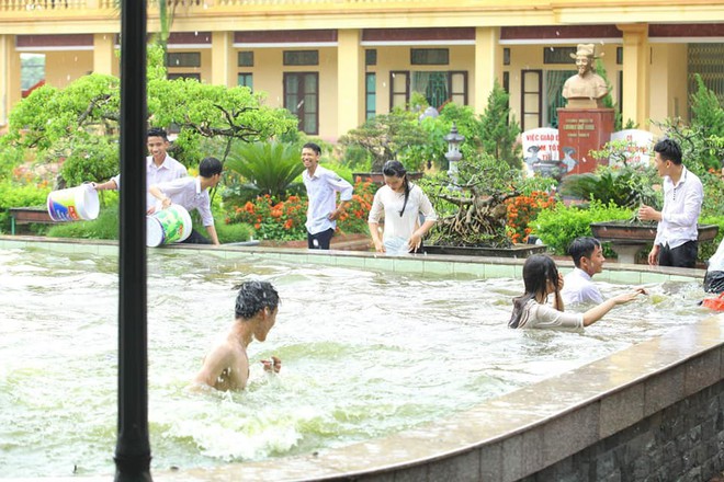 Chùm ảnh: Đang chụp kỷ yếu thì có cơn mưa nhẹ, thế là cả lớp bỏ tạo dáng ra vầy nước cùng nhau cho mát - Ảnh 5.