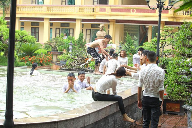 Chùm ảnh: Đang chụp kỷ yếu thì có cơn mưa nhẹ, thế là cả lớp bỏ tạo dáng ra vầy nước cùng nhau cho mát - Ảnh 6.