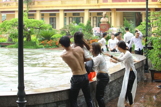 Chùm ảnh: Đang chụp kỷ yếu thì có cơn mưa nhẹ, thế là cả lớp bỏ tạo dáng ra vầy nước cùng nhau cho mát - Ảnh 7.