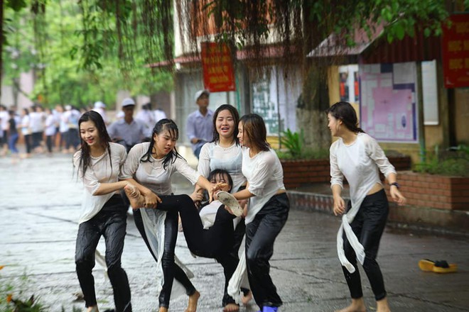 Chùm ảnh: Đang chụp kỷ yếu thì có cơn mưa nhẹ, thế là cả lớp bỏ tạo dáng ra vầy nước cùng nhau cho mát - Ảnh 8.