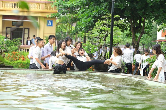 Chùm ảnh: Đang chụp kỷ yếu thì có cơn mưa nhẹ, thế là cả lớp bỏ tạo dáng ra vầy nước cùng nhau cho mát - Ảnh 9.