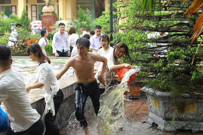 Chùm ảnh: Đang chụp kỷ yếu thì có cơn mưa nhẹ, thế là cả lớp bỏ tạo dáng ra vầy nước cùng nhau cho mát - Ảnh 10.