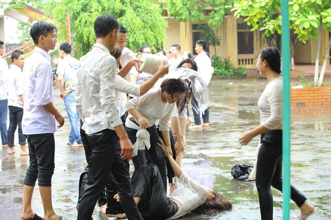 Chùm ảnh: Đang chụp kỷ yếu thì có cơn mưa nhẹ, thế là cả lớp bỏ tạo dáng ra vầy nước cùng nhau cho mát - Ảnh 1.