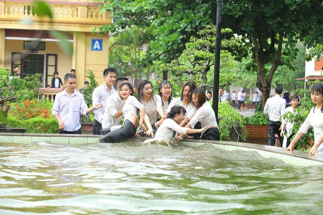 Chùm ảnh: Đang chụp kỷ yếu thì có cơn mưa nhẹ, thế là cả lớp bỏ tạo dáng ra vầy nước cùng nhau cho mát - Ảnh 11.