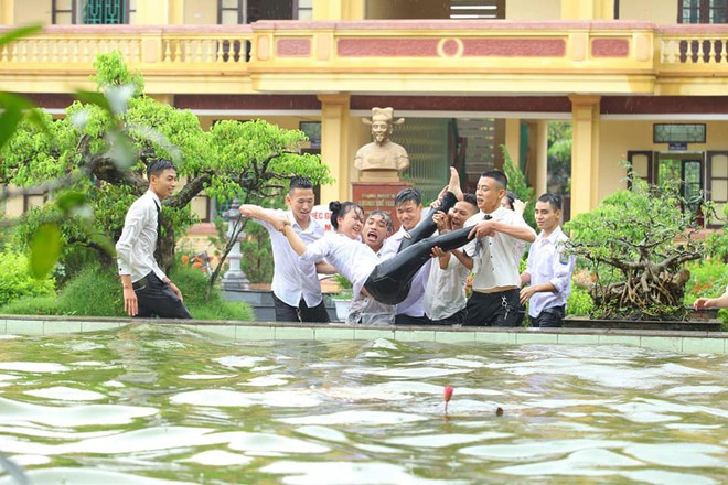 Chùm ảnh: Đang chụp kỷ yếu thì có cơn mưa nhẹ, thế là cả lớp bỏ tạo dáng ra vầy nước cùng nhau cho mát - Ảnh 12.