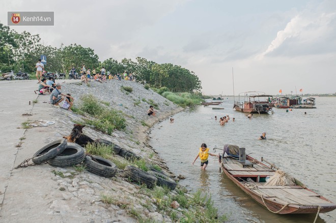 Bến đò sông Hồng trở thành bãi tắm tự phát dịp hè cho người dân Hà Nội dù tiềm ẩn nhiều nguy cơ - Ảnh 1.