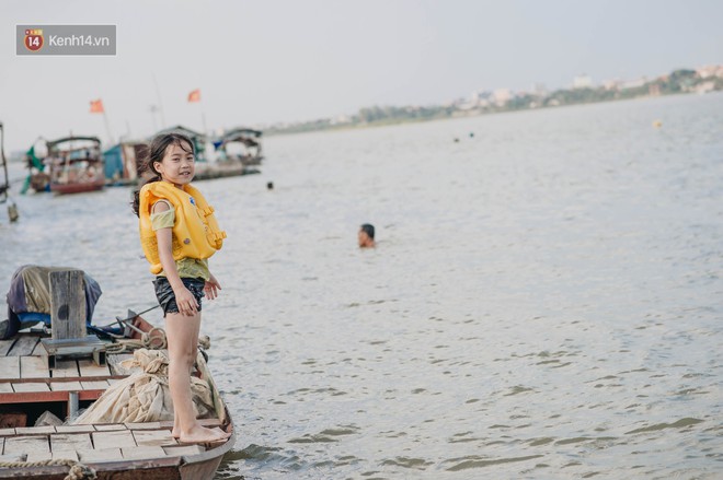 Bến đò sông Hồng trở thành bãi tắm tự phát dịp hè cho người dân Hà Nội dù tiềm ẩn nhiều nguy cơ - Ảnh 9.