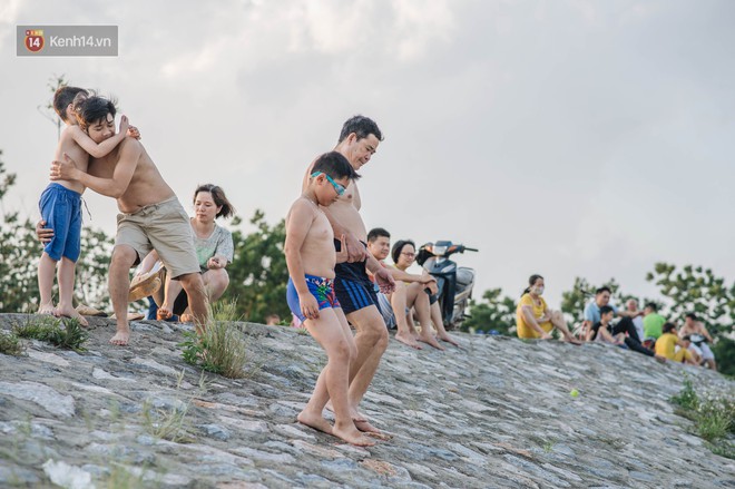 Bến đò sông Hồng trở thành bãi tắm tự phát dịp hè cho người dân Hà Nội dù tiềm ẩn nhiều nguy cơ - Ảnh 2.