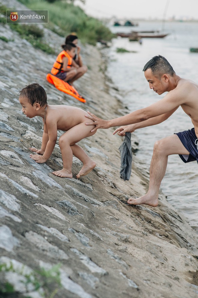 Bến đò sông Hồng trở thành bãi tắm tự phát dịp hè cho người dân Hà Nội dù tiềm ẩn nhiều nguy cơ - Ảnh 9.