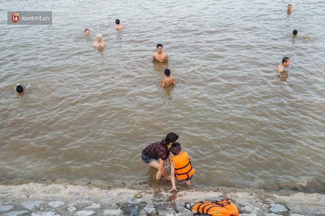 Bến đò sông Hồng trở thành bãi tắm tự phát dịp hè cho người dân Hà Nội dù tiềm ẩn nhiều nguy cơ - Ảnh 7.