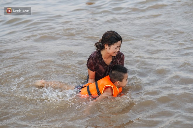 Bến đò sông Hồng trở thành bãi tắm tự phát dịp hè cho người dân Hà Nội dù tiềm ẩn nhiều nguy cơ 10