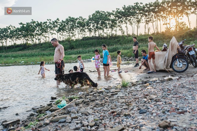 Bến đò sông Hồng trở thành bãi tắm tự phát dịp hè cho người dân Hà Nội dù tiềm ẩn nhiều nguy cơ - Ảnh 3.