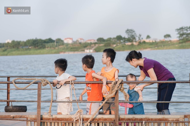 Bến đò sông Hồng trở thành bãi tắm tự phát dịp hè cho người dân Hà Nội dù tiềm ẩn nhiều nguy cơ - Ảnh 5.