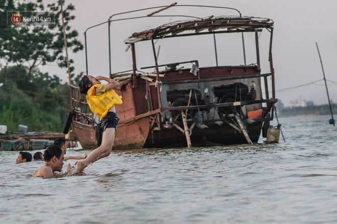 Bến đò sông Hồng trở thành bãi tắm tự phát dịp hè cho người dân Hà Nội dù tiềm ẩn nhiều nguy cơ - Ảnh 10.