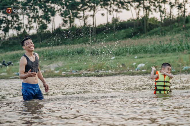 Bến đò sông Hồng trở thành bãi tắm tự phát dịp hè cho người dân Hà Nội dù tiềm ẩn nhiều nguy cơ - Ảnh 9.