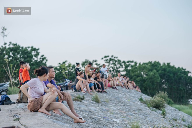 Bến đò sông Hồng trở thành bãi tắm tự phát dịp hè cho người dân Hà Nội dù tiềm ẩn nhiều nguy cơ - Ảnh 11.