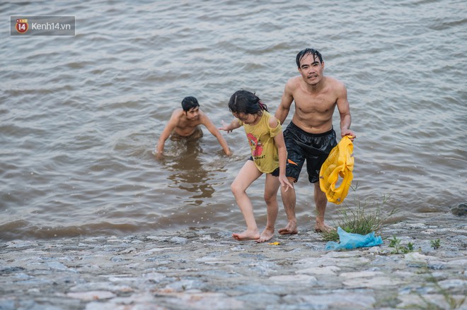 Bến đò sông Hồng trở thành bãi tắm tự phát dịp hè cho người dân Hà Nội dù tiềm ẩn nhiều nguy cơ - Ảnh 12.