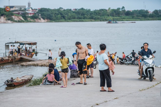 Bến đò sông Hồng trở thành bãi tắm tự phát dịp hè cho người dân Hà Nội dù tiềm ẩn nhiều nguy cơ - Ảnh 6.