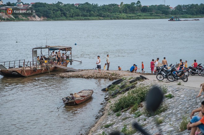 Bến đò sông Hồng trở thành bãi tắm tự phát dịp hè cho người dân Hà Nội dù tiềm ẩn nhiều nguy cơ - Ảnh 4.