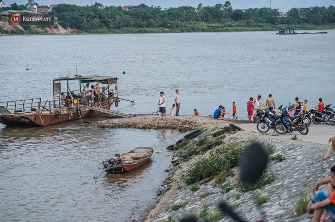 Bến đ&ograve; s&ocirc;ng Hồng trở th&agrave;nh b&atilde;i tắm tự ph&aacute;t dịp h&egrave; cho người d&acirc;n H&agrave; Nội d&ugrave; tiềm ẩn nhiều nguy cơ - Ảnh 4.
