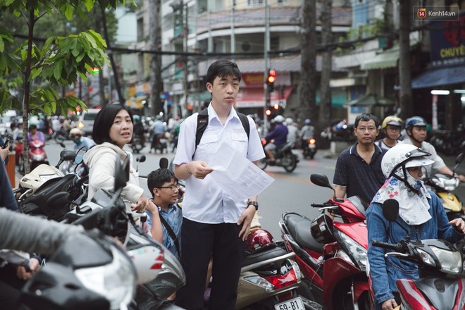 Toàn cảnh kỳ thi vào lớp 10 Phổ thông năng khiếu: Những nụ cười tươi rói của phụ huynh khi biết con làm được bài - Ảnh 18.