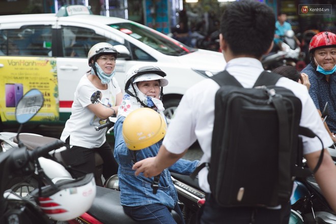 Toàn cảnh kỳ thi vào lớp 10 Phổ thông năng khiếu: Những nụ cười tươi rói của phụ huynh khi biết con làm được bài - Ảnh 19.